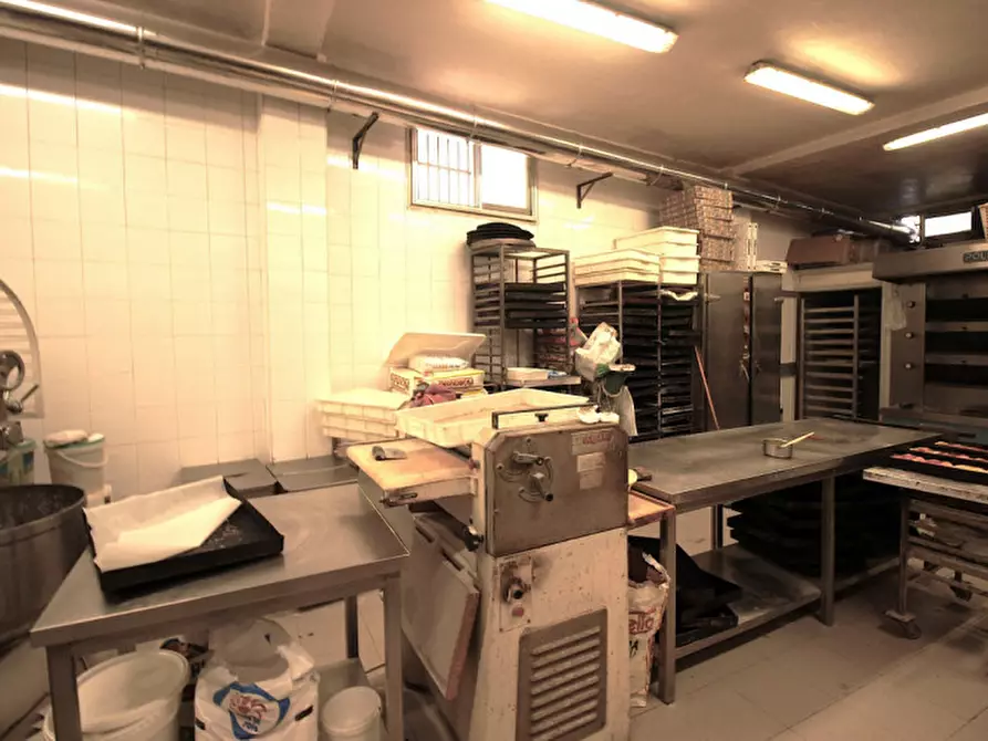 Immagine 9 di Negozio in vendita  in Piazza Generale Antonio Cascino n. 169/170 a Palermo