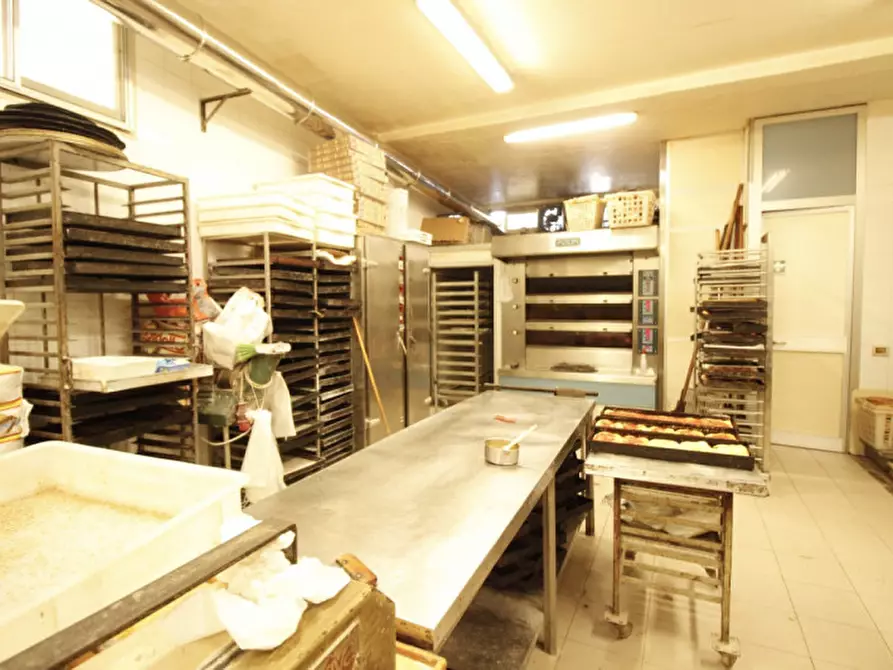 Immagine 10 di Negozio in vendita  in Piazza Generale Antonio Cascino n. 169/170 a Palermo