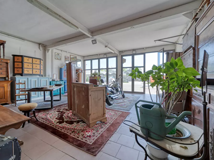 Immagine 1 di Magazzino in vendita  in Via Brentella a Selvazzano Dentro