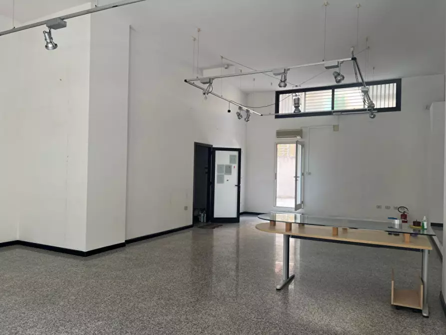Immagine 1 di Negozio in vendita  a Cagliari