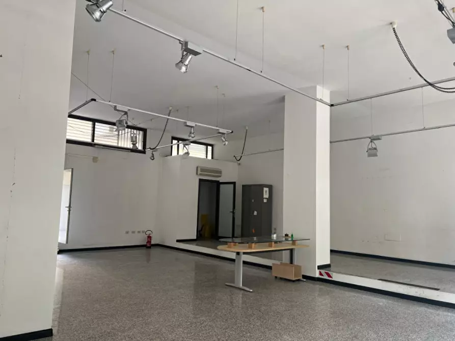 Immagine 3 di Negozio in vendita  a Cagliari