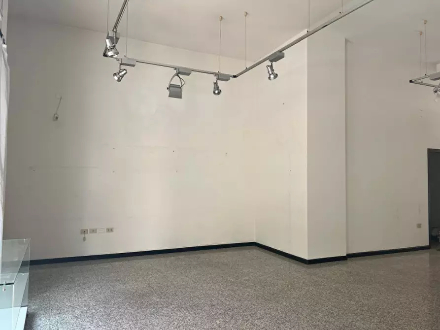 Immagine 5 di Negozio in vendita  a Cagliari