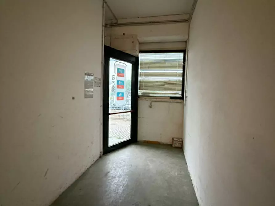 Immagine 9 di Attività commerciale in affitto  in Via dell'Artigianato 29 a Livorno