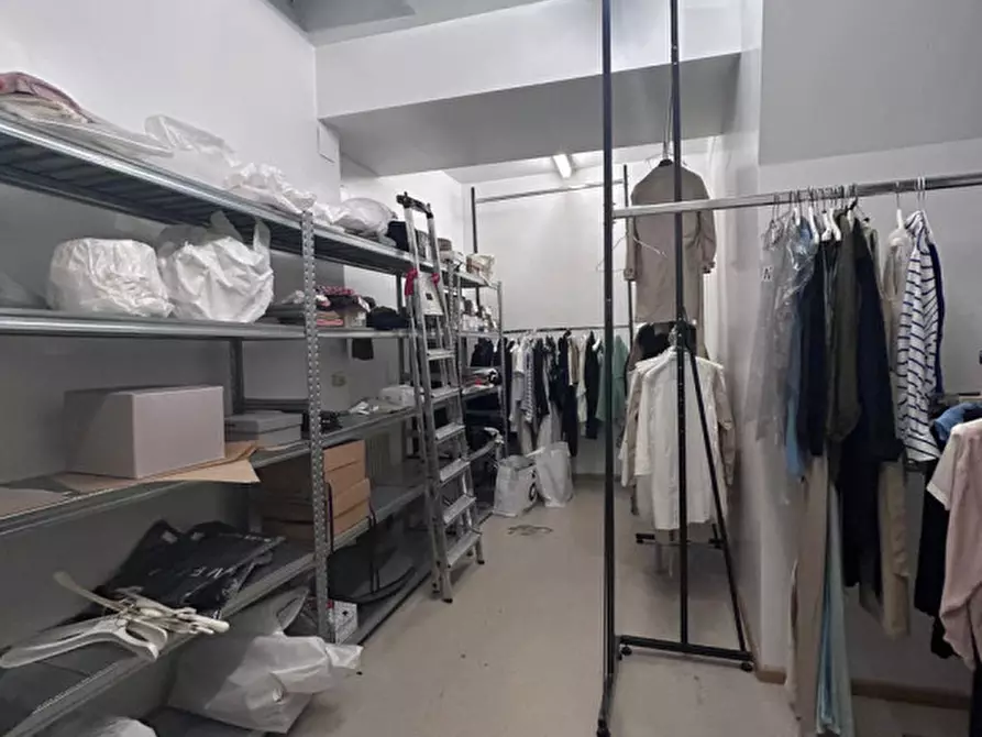 Immagine 13 di Negozio in affitto  in Via Mantova a Trento