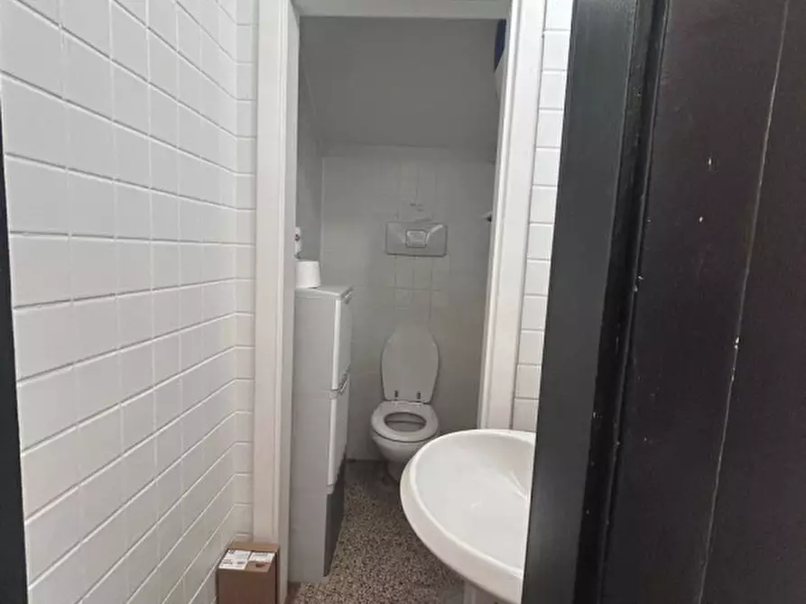 Immagine 18 di Negozio in affitto  in Via Mantova a Trento