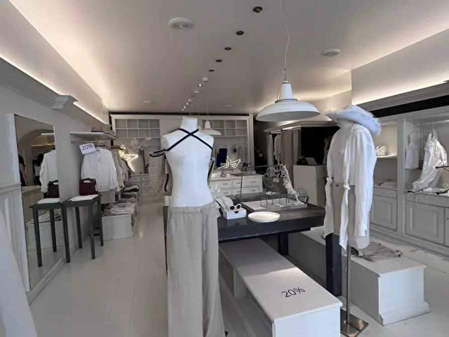 Immagine 19 di Negozio in affitto  in Via Mantova a Trento