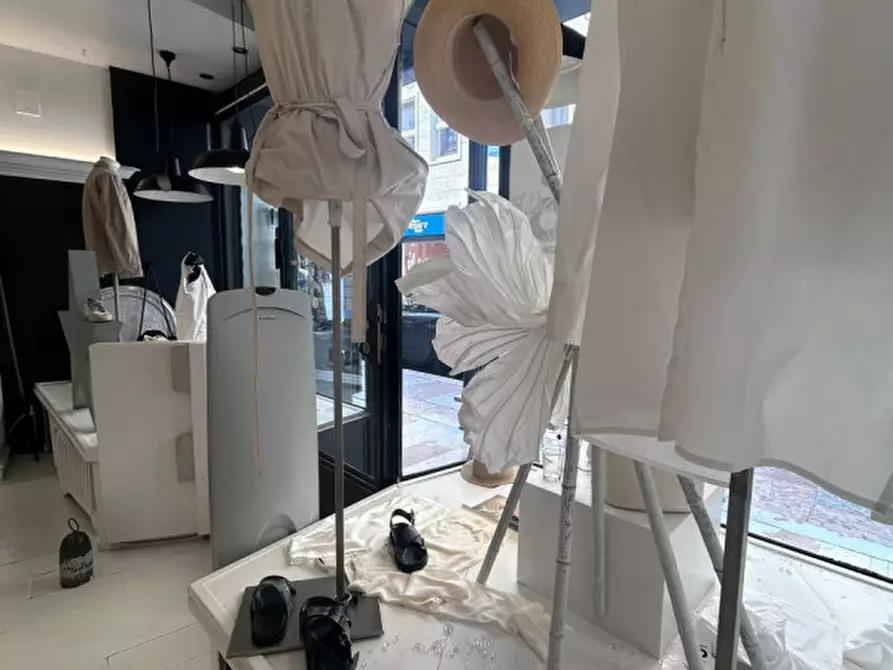 Immagine 20 di Negozio in affitto  in Via Mantova a Trento