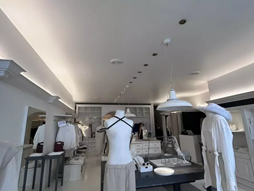 Immagine 21 di Negozio in affitto  in Via Mantova a Trento