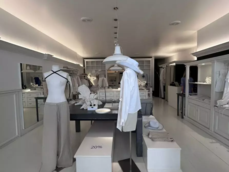 Immagine 22 di Negozio in affitto  in Via Mantova a Trento