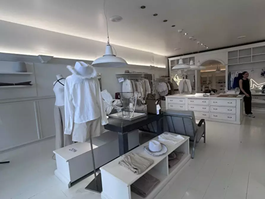 Immagine 23 di Negozio in affitto  in Via Mantova a Trento