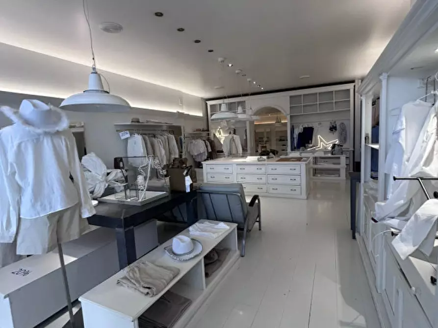 Immagine 24 di Negozio in affitto  in Via Mantova a Trento