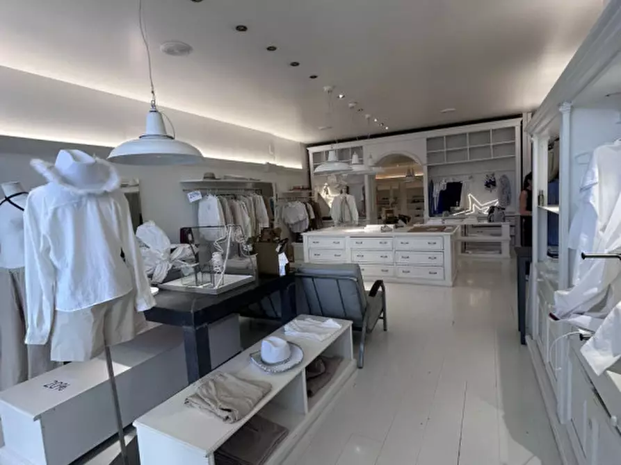 Immagine 25 di Negozio in affitto  in Via Mantova a Trento