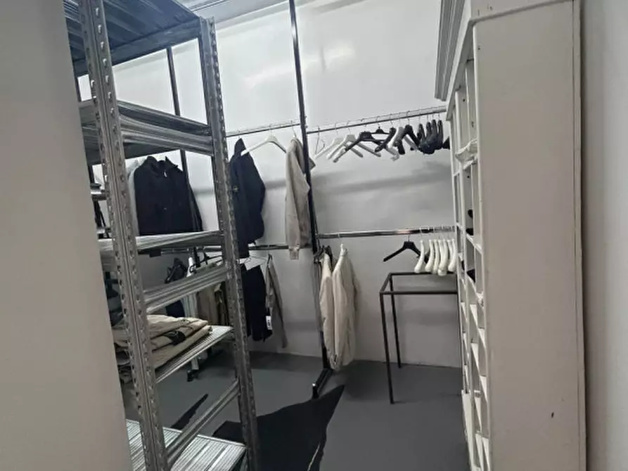 Immagine 26 di Negozio in affitto  in Via Mantova a Trento