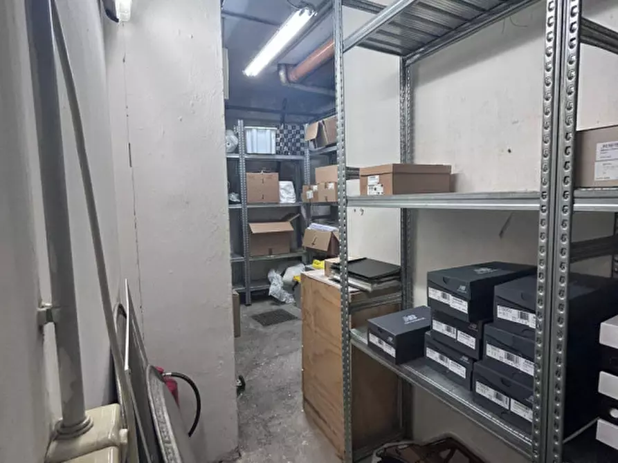 Immagine 27 di Negozio in affitto  in Via Mantova a Trento