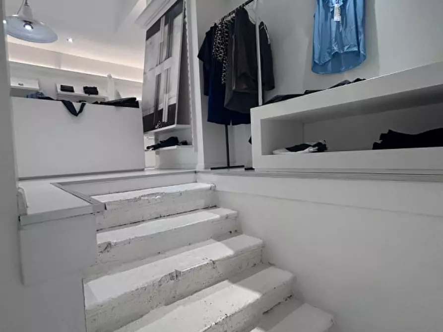 Immagine 31 di Negozio in affitto  in Via Mantova a Trento