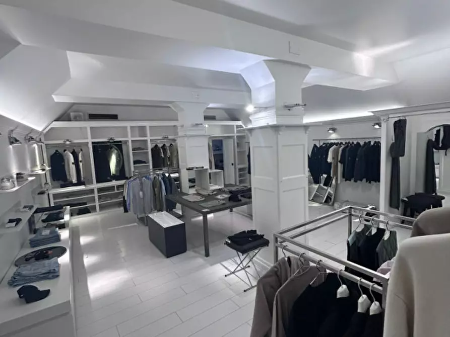 Immagine 32 di Negozio in affitto  in Via Mantova a Trento