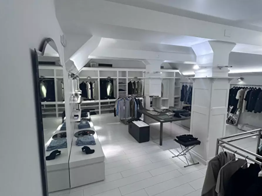 Immagine 33 di Negozio in affitto  in Via Mantova a Trento