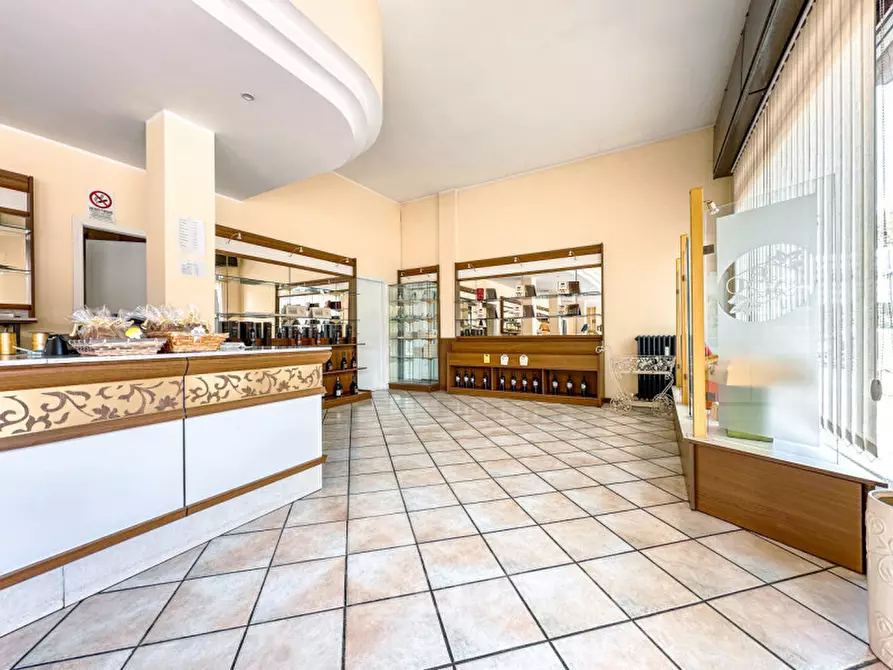 Immagine 3 di Negozio in vendita  in Corso Bormida,23 a Vercelli