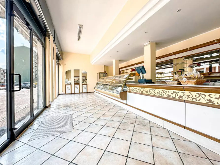 Immagine 6 di Negozio in vendita  in Corso Bormida,23 a Vercelli