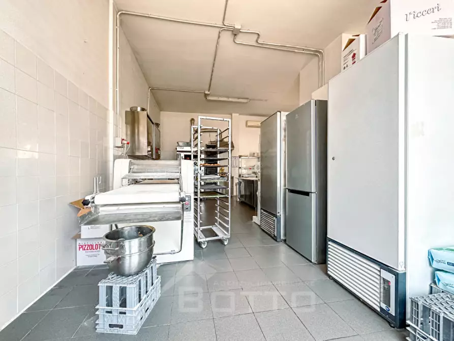 Immagine 10 di Negozio in vendita  in Corso Bormida,23 a Vercelli