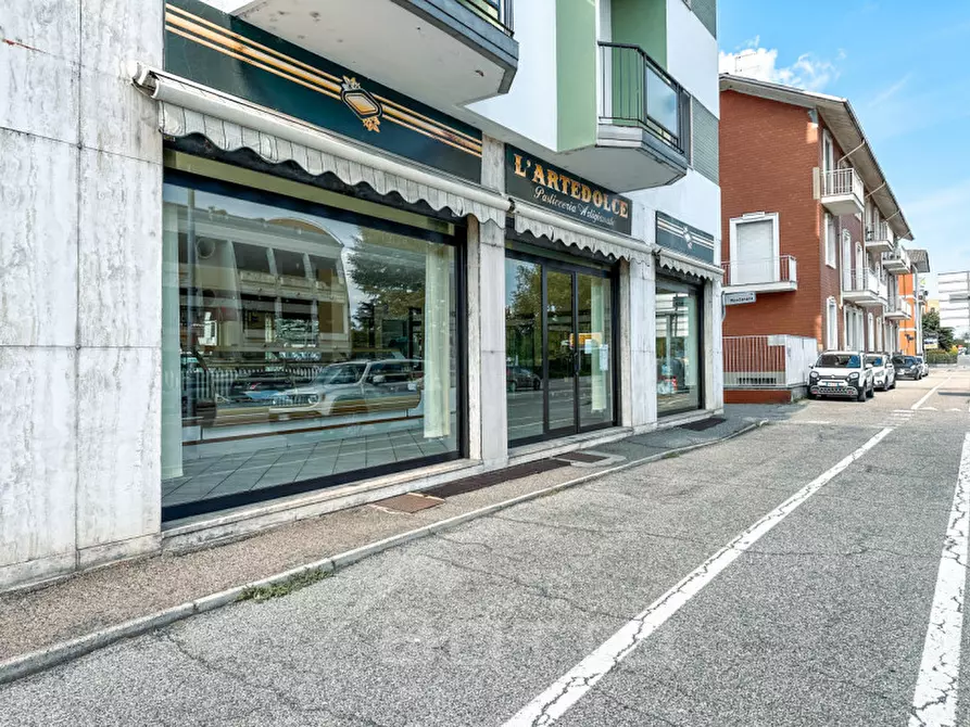Immagine 14 di Negozio in vendita  in Corso Bormida,23 a Vercelli