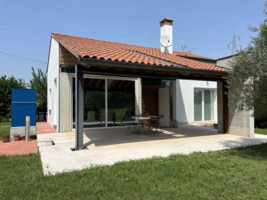 Immagine 1 di Casa indipendente in affitto  in Via Ca' Nogara a Mira