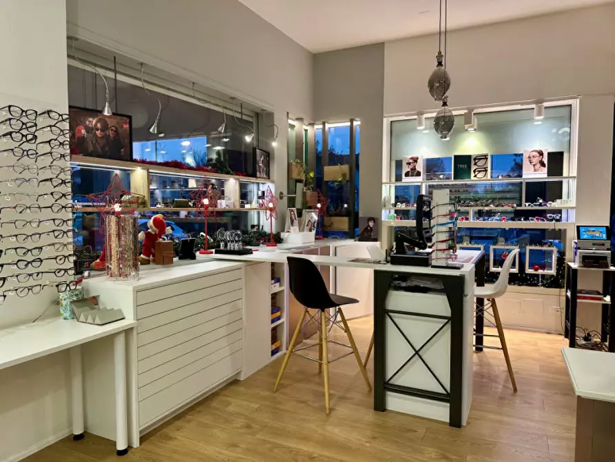 Immagine 1 di Negozio in vendita  in piazza mercato a Teolo