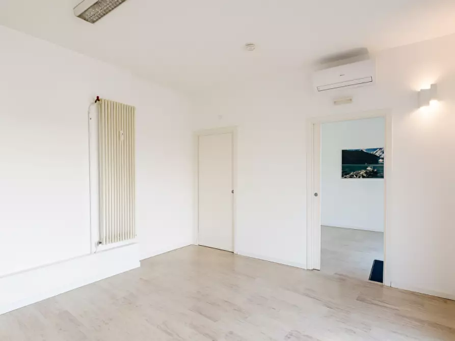 Immagine 1 di Negozio in affitto  in piazza severi a Padova