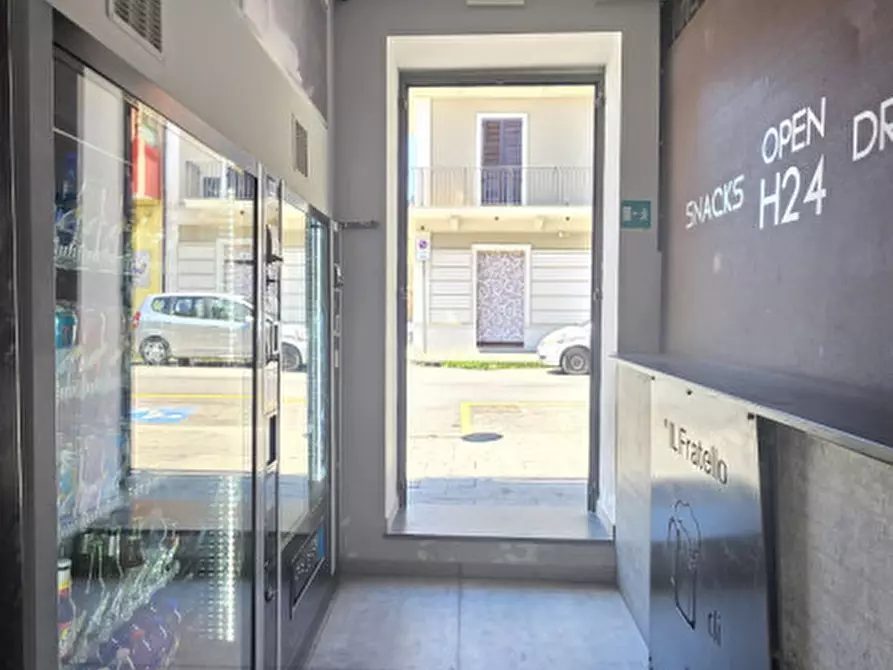 Immagine 6 di Negozio in vendita  in Via Matteo Nardi,44 a Milazzo