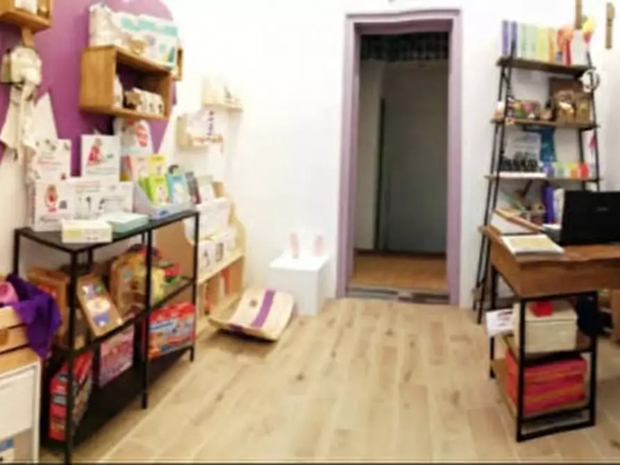 Immagine 1 di Negozio in vendita  in VIA ROMANA a Firenze