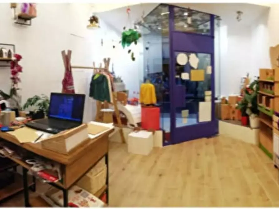 Immagine 2 di Negozio in vendita  in VIA ROMANA a Firenze
