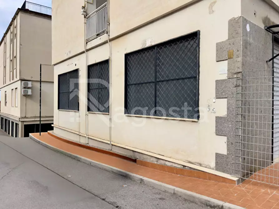 Immagine 2 di Negozio in affitto  in Via Sabato Visco a Salerno