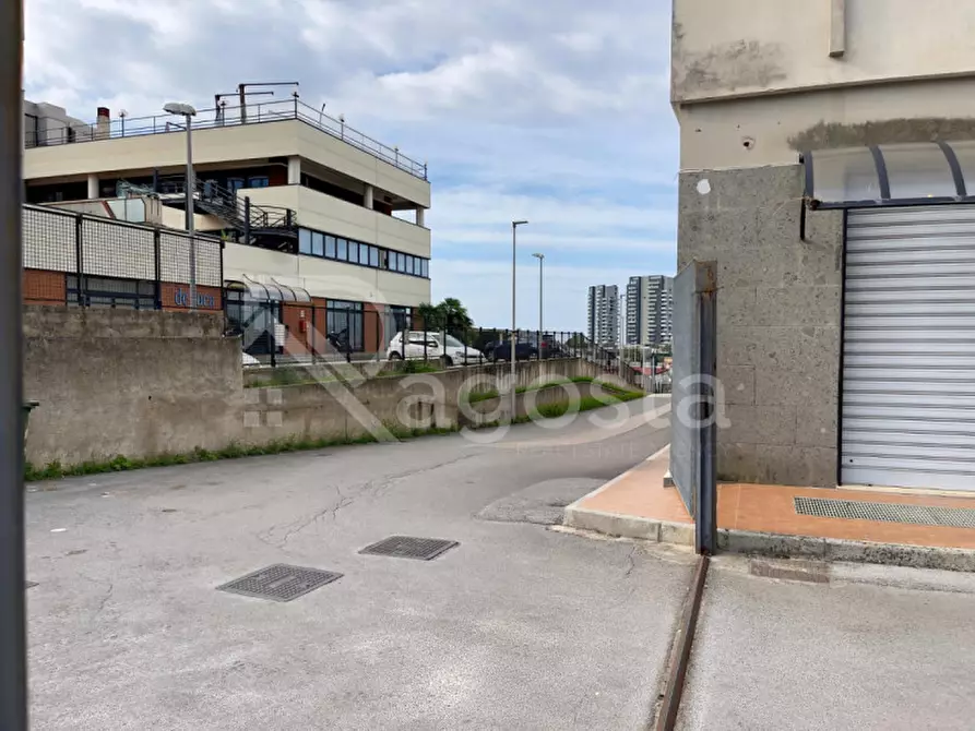 Immagine 5 di Negozio in affitto  in Via Sabato Visco a Salerno