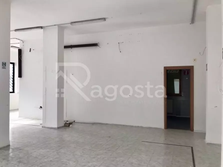 Immagine 6 di Negozio in affitto  in Via Sabato Visco a Salerno