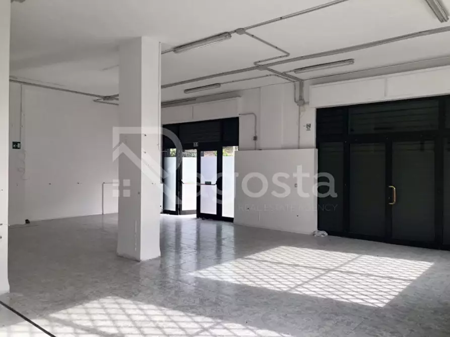 Immagine 7 di Negozio in affitto  in Via Sabato Visco a Salerno