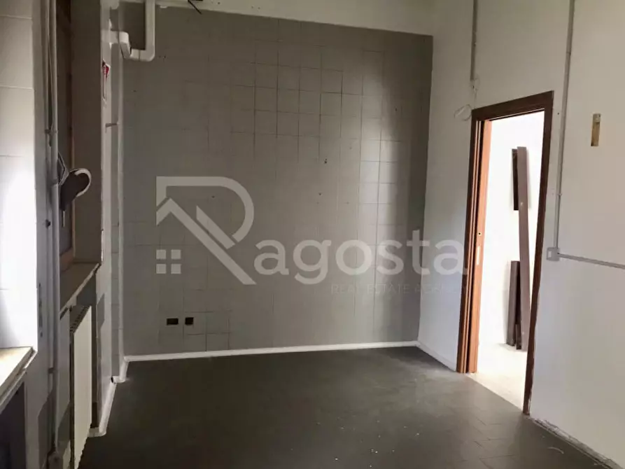 Immagine 8 di Negozio in affitto  in Via Sabato Visco a Salerno