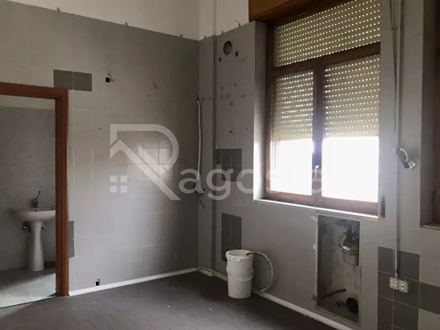 Immagine 9 di Negozio in affitto  in Via Sabato Visco a Salerno