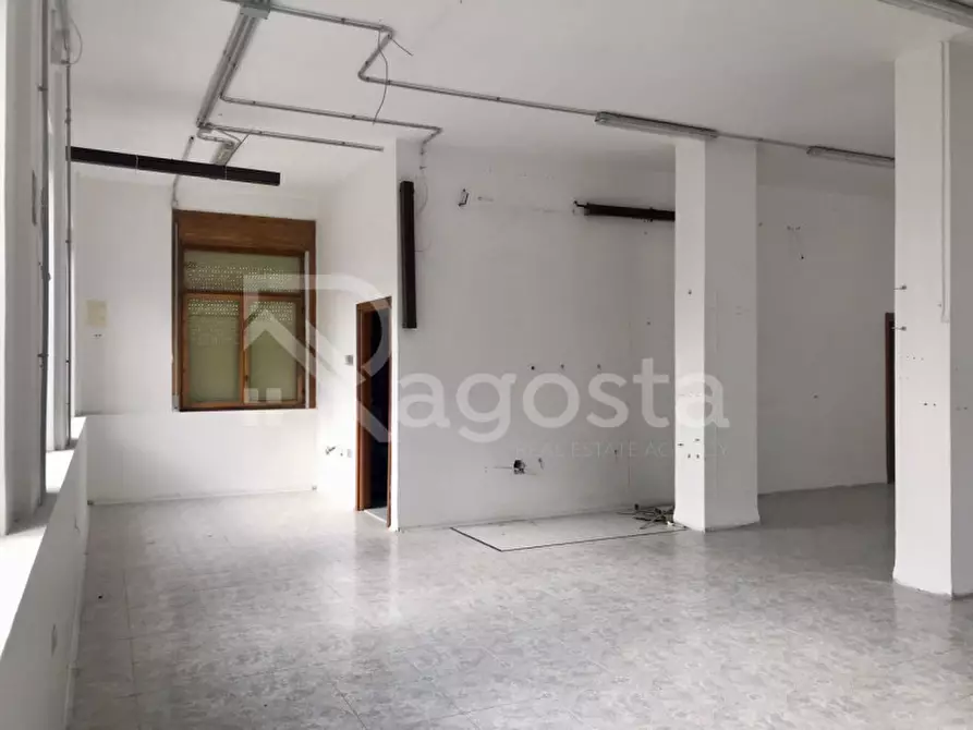 Immagine 10 di Negozio in affitto  in Via Sabato Visco a Salerno