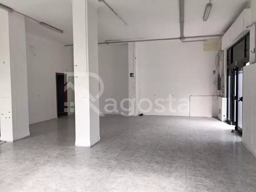 Immagine 11 di Negozio in affitto  in Via Sabato Visco a Salerno