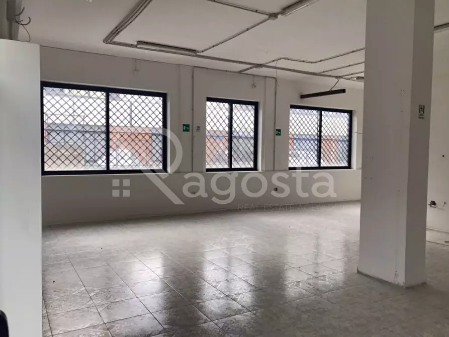 Immagine 12 di Negozio in affitto  in Via Sabato Visco a Salerno