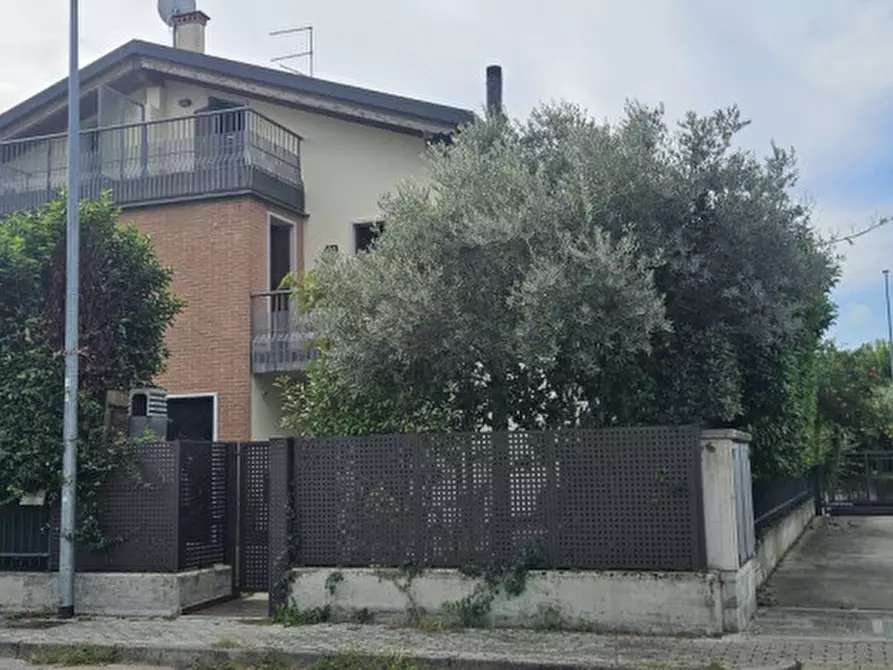 Immagine 1 di Casa bifamiliare in vendita  a Bussolengo