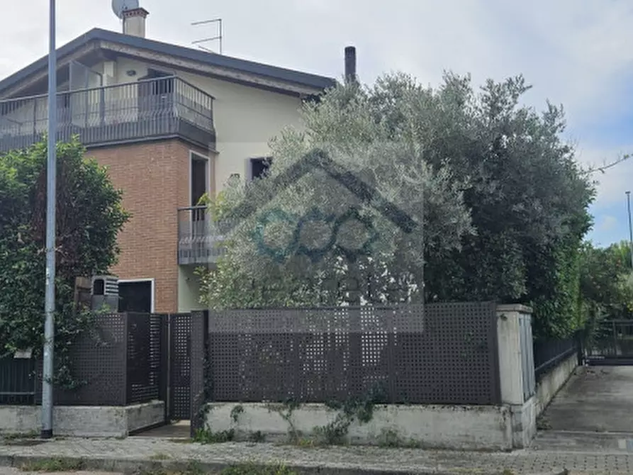 Immagine 2 di Casa bifamiliare in vendita  a Bussolengo