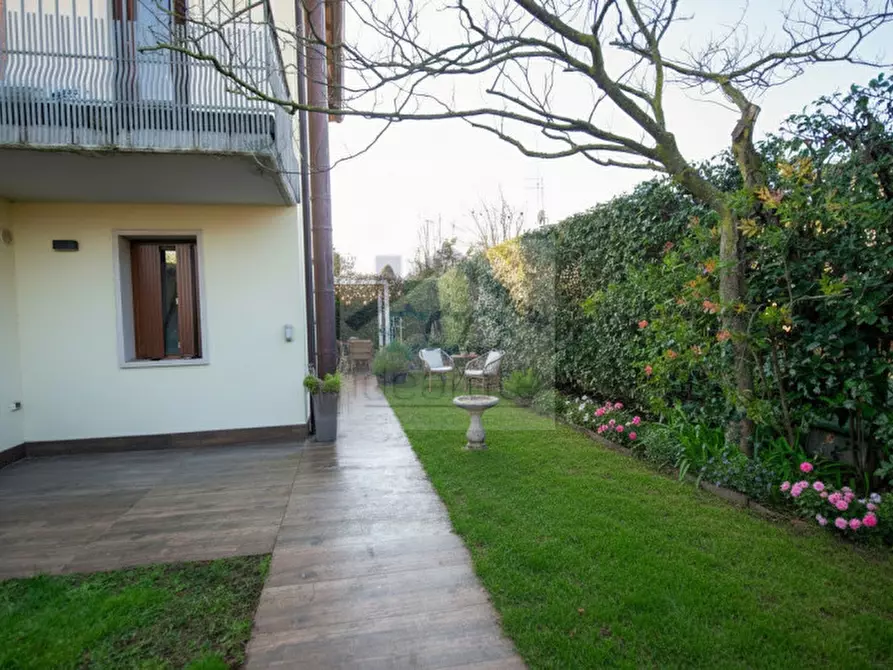 Immagine 5 di Casa bifamiliare in vendita  a Bussolengo