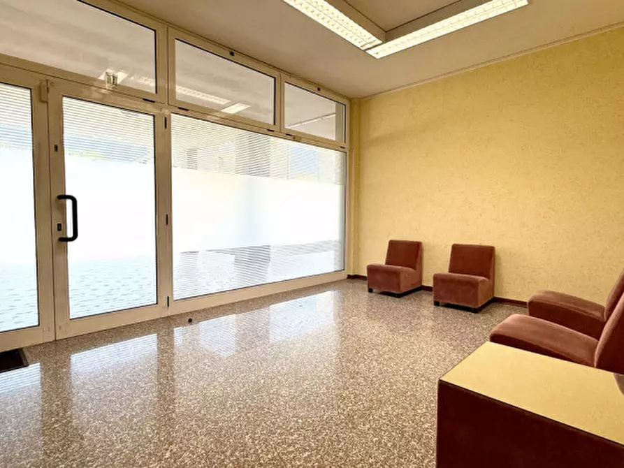 Immagine 1 di Negozio in vendita  in VIA DUPRE' a Padova