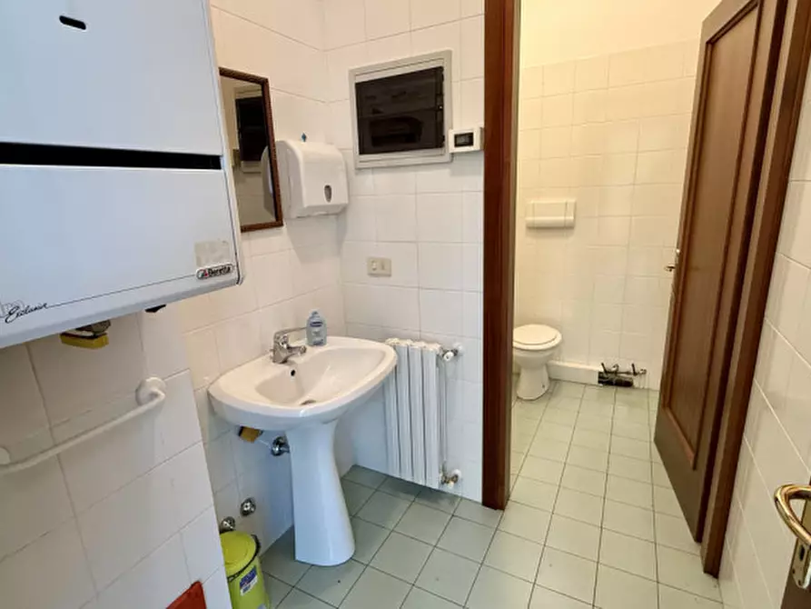 Immagine 10 di Negozio in vendita  in VIA DUPRE' a Padova