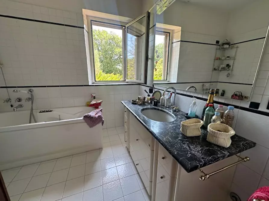 Immagine 19 di Villa in vendita  a Viterbo