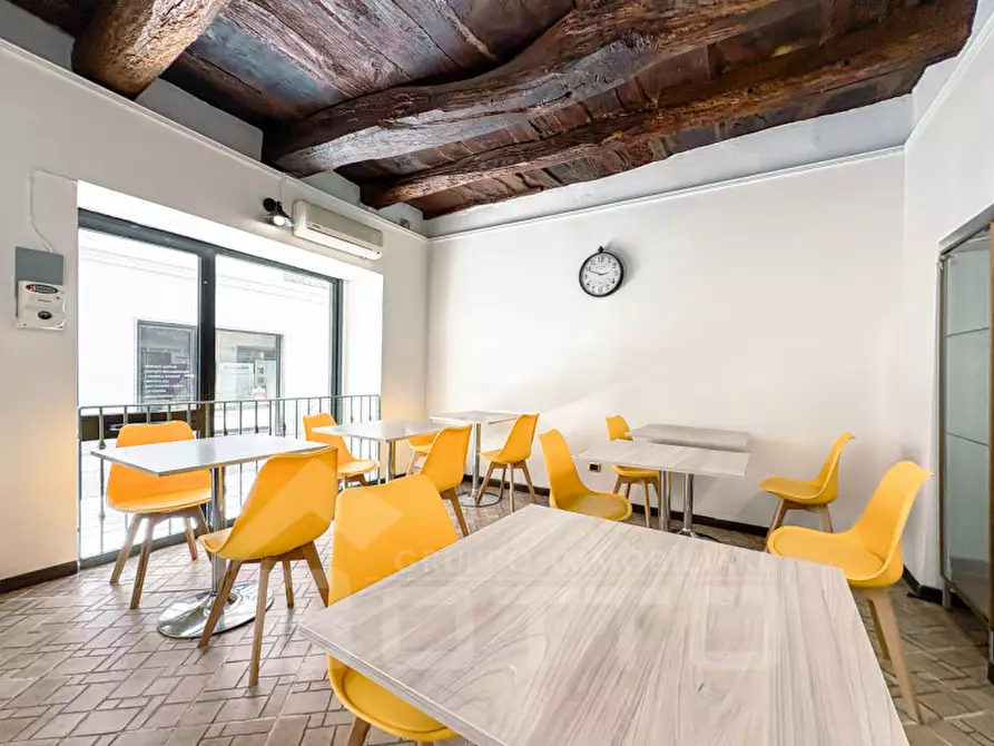 Immagine 11 di Attività commerciale in vendita  in via matteotti n 25 a Oleggio