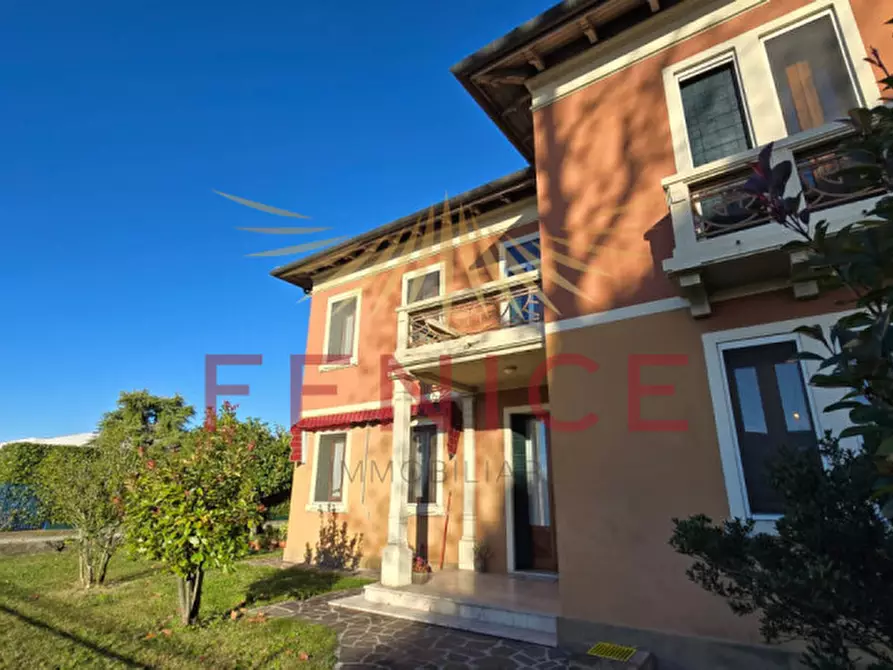 Immagine 1 di Casa bifamiliare in vendita  in Via Schiavonesca Nuova 12 a Volpago Del Montello