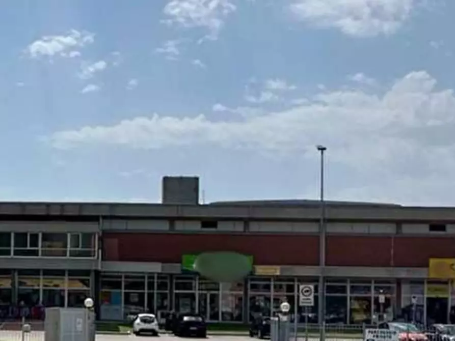 Immagine 1 di Negozio in affitto  in Statale 69 a San Giovanni Valdarno