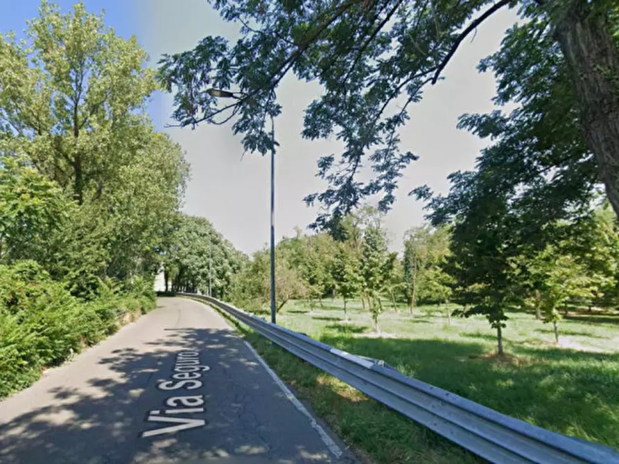 Immagine 1 di Villa in vendita  in via seguro 80 milano a Milano